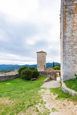 23 Eylül 2025 'te Fransa' nın Drome departmanındaki Le Poet Laval adlı ortaçağ tünemiş köyünün mineral mimarisi.