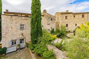 23 Eylül 2025 'te Fransa' nın Drome departmanındaki Le Poet Laval adlı ortaçağ tünemiş köyünün mineral mimarisi.