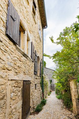 23 Eylül 2025 'te Fransa' nın Drome departmanındaki Le Poet Laval adlı ortaçağ tünemiş köyünün mineral mimarisi.