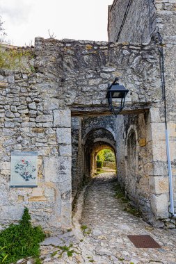 23 Eylül 2025 'te Fransa' nın Drome departmanındaki Le Poet Laval adlı ortaçağ tünemiş köyünün mineral mimarisi.