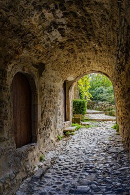 23 Eylül 2025 'te Fransa' nın Drome departmanındaki Le Poet Laval adlı ortaçağ tünemiş köyünün mineral mimarisi.