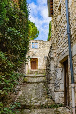 23 Eylül 2025 'te Fransa' nın Drome departmanındaki Le Poet Laval adlı ortaçağ tünemiş köyünün mineral mimarisi.