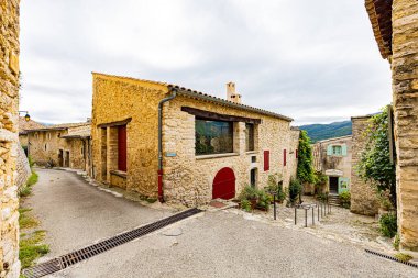 23 Eylül 2025 'te Fransa' nın Drome departmanındaki Le Poet Laval adlı ortaçağ tünemiş köyünün mineral mimarisi.