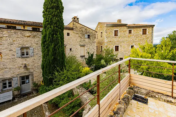 23 Eylül 2025 'te Fransa' nın Drome departmanındaki Le Poet Laval adlı ortaçağ tünemiş köyünün mineral mimarisi.