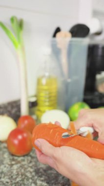 Sağlıklı yemeğini yemeye başla. Canlı bir havucun sebze soyacağı ile soyuluşunu izleyin, onu pişirmek ya da atıştırmak için hazırlayın.