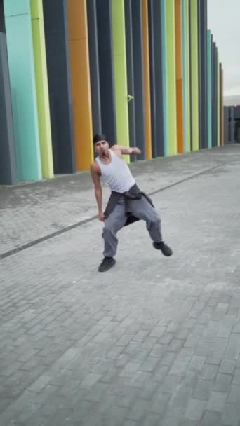 Повільна Хореографія Латинського Чоловіка Танцює Хіп Хоп Місті — стокове відео