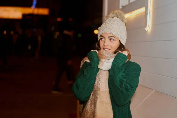在一个寒冷的夜晚 城市里穿着冬衣头戴帽子的女人 冬季和假日概念 — 图库照片