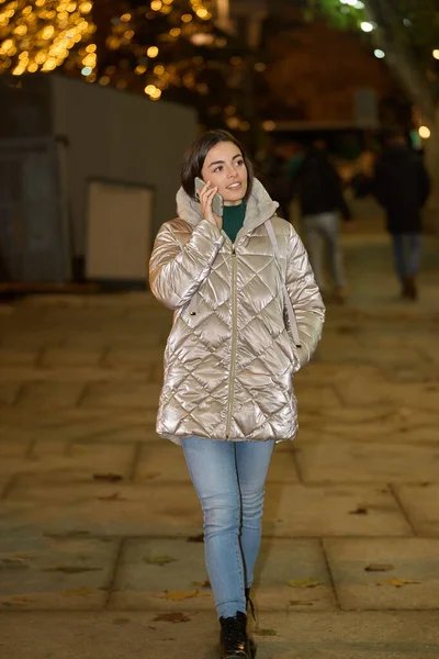 冬のジャケットの女性は屋外で電話で話しています 技術コンセプト — ストック写真