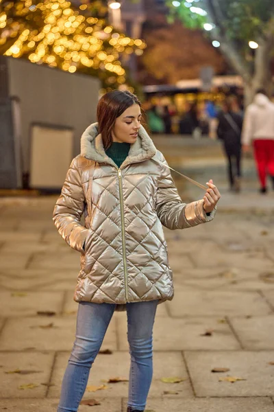 外に立つ冬のコートの女性 冬の季節のコンセプト — ストック写真