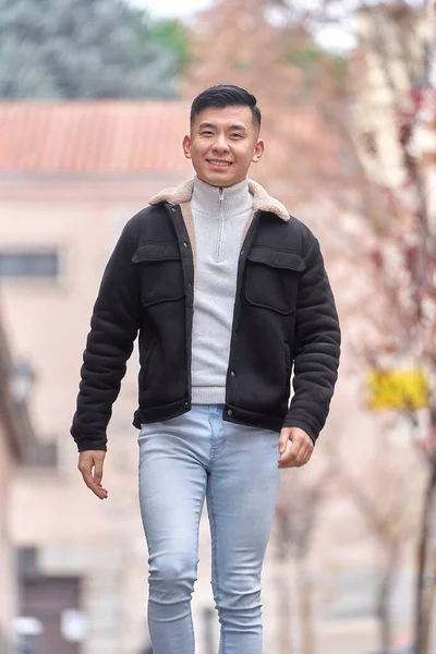 Asiatischer Mann Blickt Die Kamera Und Lächelt Während Draußen Auf — Stockfoto