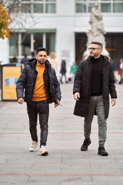 Dois Homens Caminhando Juntos Rua Cidade — Fotografia de Stock