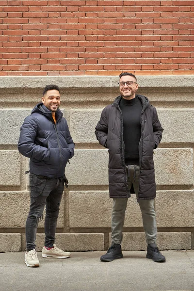 冬服の男性2人がカメラを見て 路上で屋外に立って笑っている 友情の概念 — ストック写真