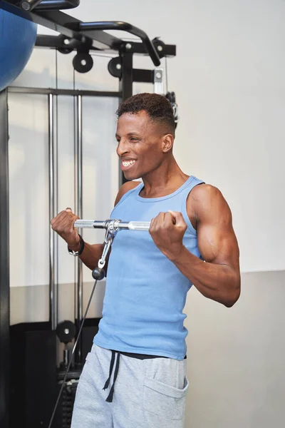Attraktiver Afrikanischer Mann Trainiert Mit Maschinen Fitnessstudio — Stockfoto