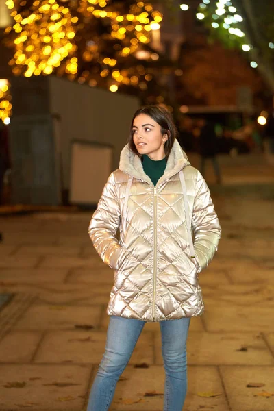 外に立つ冬のコートの女性 冬の季節のコンセプト — ストック写真