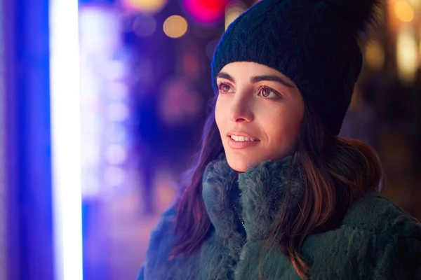 Close View Woman Wearing Winter Clothes Cap While Standing Outdoors — Stock Photo, Image