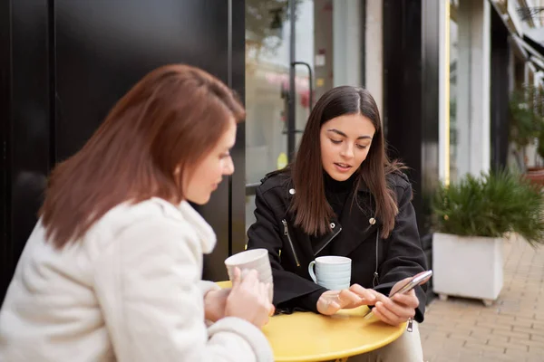 Due Donne Che Usano Telefono Cellulare Mentre Bevono Caffè Caffetteria — Foto Stock