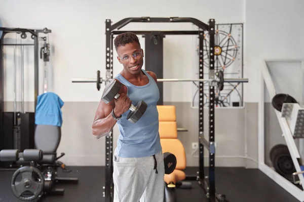 Afrikaner Schaut Die Kamera Während Fitnessstudio Gewichte Stemmt Gesundes Wohnkonzept — Stockfoto