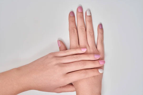 Vue Rapprochée Une Femme Montrant Ses Mains Avec Manucure Des — Photo