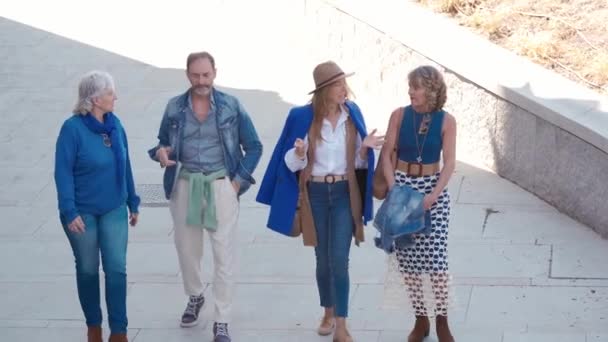 Μια Ομάδα Από Χαρούμενους Ηλικιωμένους Φίλους Που Περπατούν Στην Πόλη — Αρχείο Βίντεο