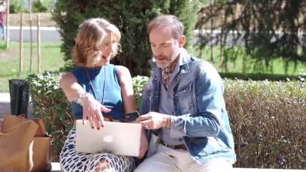 Ein Paar Kauft Glücklich Online Auf Seinem Laptop Ein Stöbert — Stockvideo