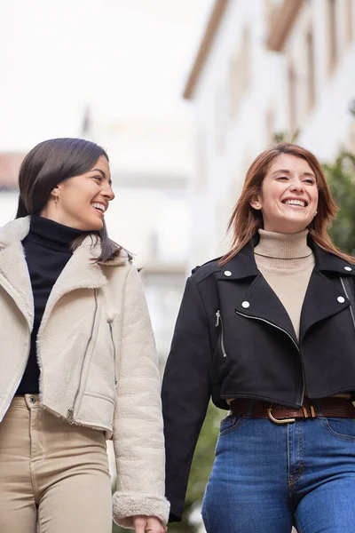 2人の幸せな女性の友人が一緒に屋外を歩いて笑顔 友情の概念 — ストック写真