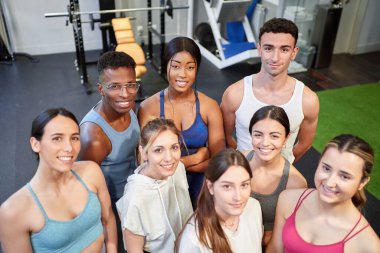 Spor salonundaki bir grup gencin en iyi görüntüsü. Spor konsepti.