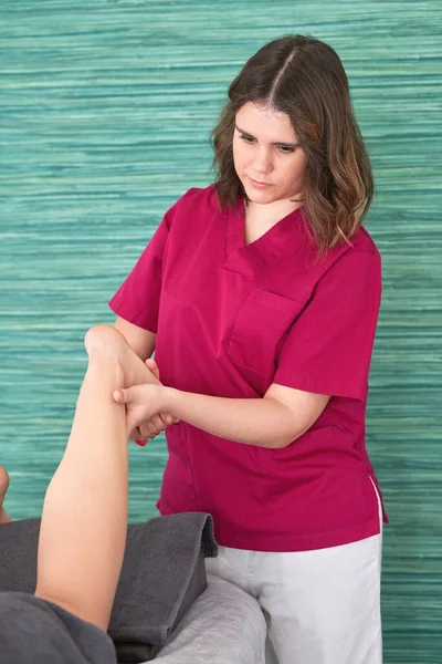 Fisioterapeuta Femenina Tratando Lesión Del Pie Del Paciente Con Técnicas —  Fotos de Stock