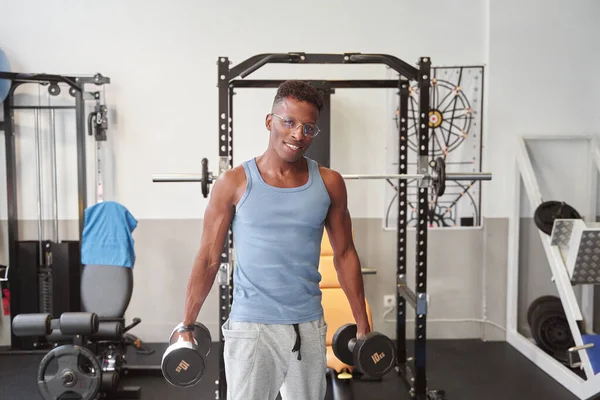 Mann Mit Brille Blickt Kamera Während Fitnessstudio Mit Kurzhanteln Trainiert — Stockfoto