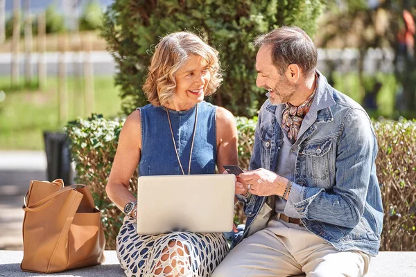 Gelukkig Senior Paar Genieten Outdoor Tijd Met Laptop Park — Stockfoto