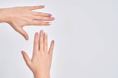 Tırnak manikürüyle ellerini gösteren bir kadının yakın görüntüsü. Manikür ve güzellik konsepti.