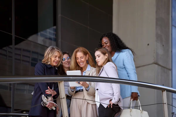 Grupo Mulheres Negócios Usando Tablet Digital Juntos Enquanto Encontram Fora — Fotografia de Stock