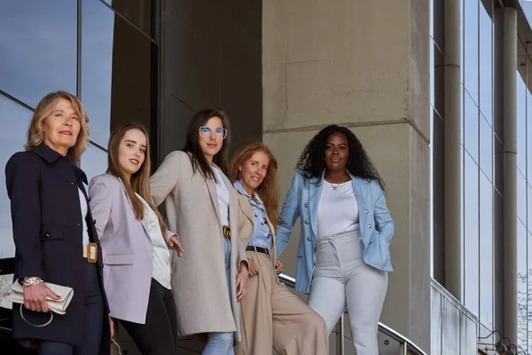 Gruppe Von Geschäftsfrauen Blickt Die Kamera Während Sie Gemeinsam Vor — Stockfoto