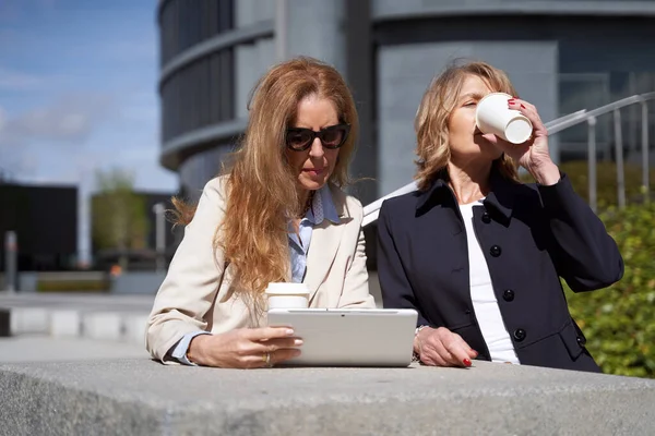 Vrouwelijke Collega Die Een Digitale Tablet Gebruiken Terwijl Buiten Koffie — Stockfoto