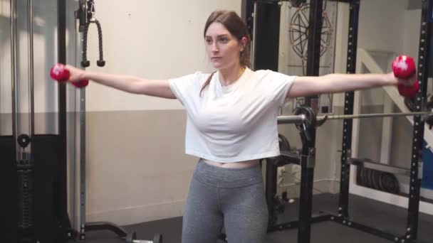 Giovane Donna Attiva Impegnata Esercizi Braccio Ponderato Muscoli Del Corpo — Video Stock