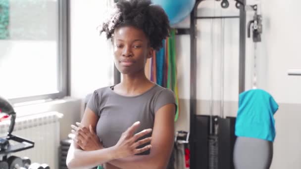 Posílené Černošky Žena Předvádění Sebevědomí Radost Zkříženými Pažemi Úsměv Tělocvičně — Stock video