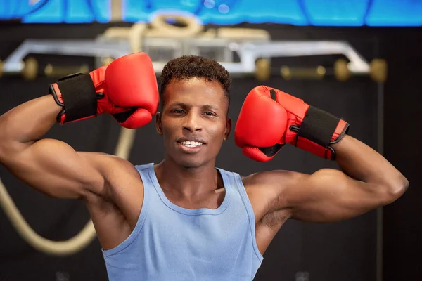 Kraftvoller Und Fitter Afroamerikanischer Boxer Der Seine Starken Muskeln Und — Stockfoto