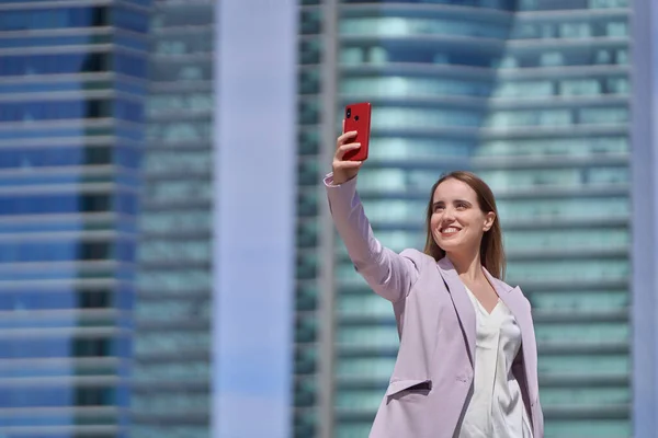 Zakenvrouw Lacht Terwijl Selfies Neemt Met Een Mobiele Telefoon Buiten — Stockfoto