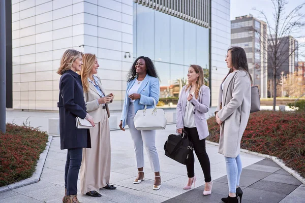 Mulheres Colegas Trabalho Conversando Sorrindo Enquanto Encontram Livre Conceito Negócio — Fotografia de Stock