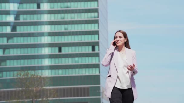 Young Female Executive Walking Street While Having Conversation Her Mobile — Stock Video