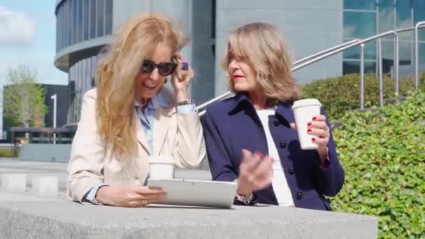 女性同事在户外喝咖啡时使用数字平板电脑 商业和技术概念 — 图库视频影像