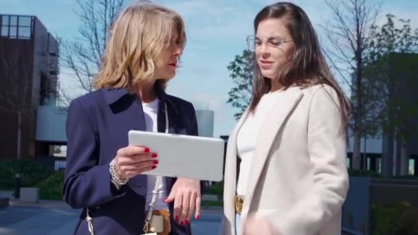 Dos Mujeres Ejecutivas Reunieron Aire Libre Para Revisar Las Estadísticas — Vídeos de Stock