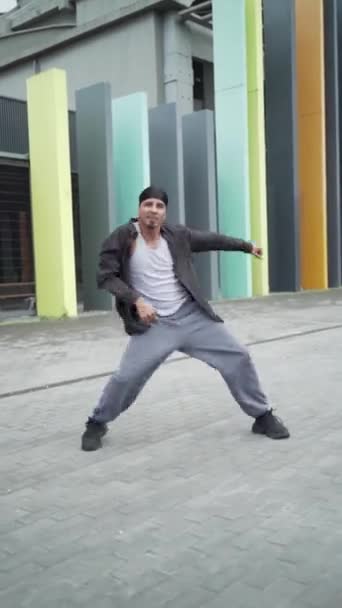 Yetenekli Latin Dansçı Enerjik Hip Hop Hareketlerini Şehir Sokaklarında Gösteriyor — Stok video