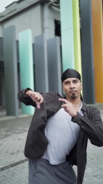 Талантливый Молодой Латиноамериканский Танцор Продемонстрировал Движения Хип Хопе Энергичном Уличном — стоковое видео