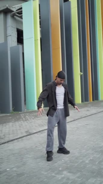 Captura Energética Jovens Dançarino Hip Hop Latino Mostrando Movimentos Impressionantes — Vídeo de Stock