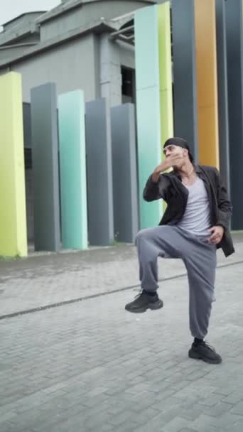 活気のある街の通りでスタイルでグルーブ才能ラテンヒップホップダンサーのダイナミックキャプチャ — ストック動画