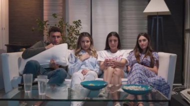 Bir Apartmanda Bir Korku Filmi İzlerken Arkadaşların Dehşete Düşüşü