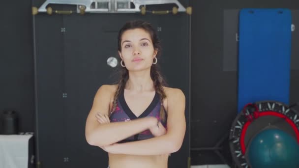 Mooie Jonge Vrouw Pronken Met Haar Spieren Met Gekruiste Armen — Stockvideo