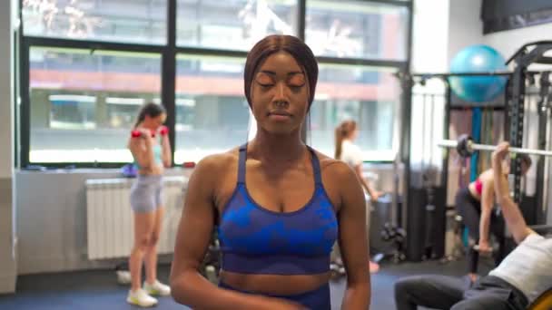 Mujer Fitness Afroamericana Confiada Mirando Cámara Sonriendo Mientras Posa Gimnasio — Vídeo de stock