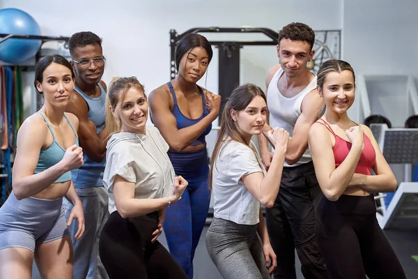 Mångsidig Grupp Vänner Gymmet Positivt Engagerade Flexing Muskler Och Leende — Stockfoto