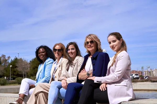 Bir Grup Kadını Kameraya Bakıyor Dışarıda Poz Verirken Gülümsüyor Konsepti — Stok fotoğraf